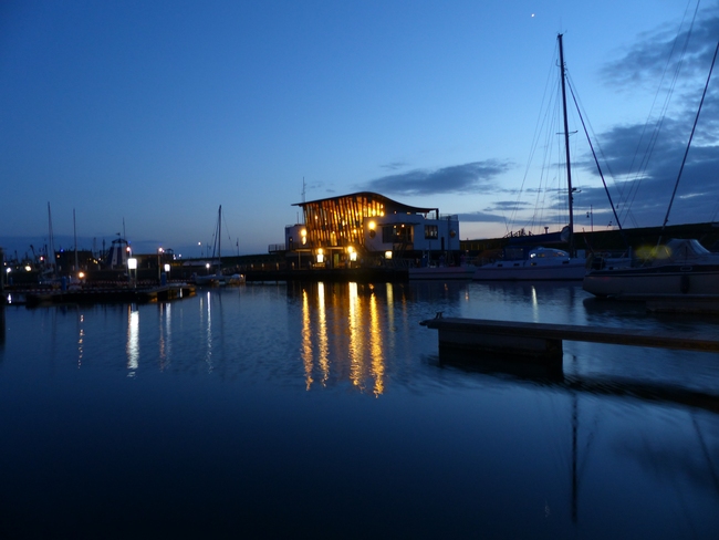 Oude Schild bei Nacht